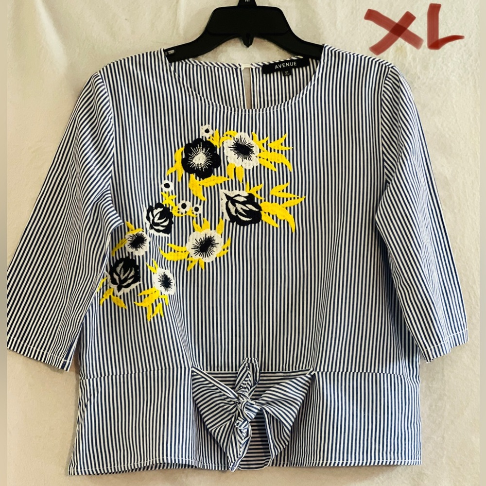 LADIES NAVY BLUE & WHITE TOP WITH CROCHETED FLOWERS